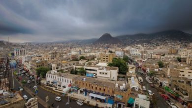 صورة مقتل أب ونجله وأصيب ثالث بانفجار في مدينة تعز