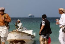 صورة مليشيا الحوثي تفخخ قوارب صيد وتدفع بها تجاه مضيق باب المندب