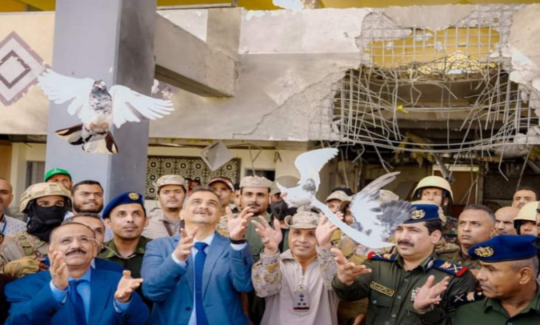 صورة محافظ عدن وعدد من الوزراء يدشنون استئناف النشاط الملاحي بمطار عدن الدولي