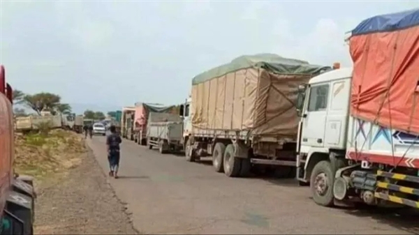 مليشيا الحوثي تمنع سائقي شاحنات النقل الثقيل من نقل البضائع من ميناء الحديدة