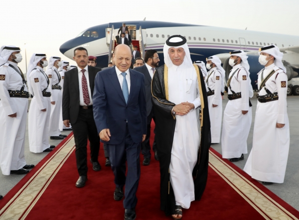 العليمي يصل الدوحة في زيارة رسمية تستغرق عدة أيام