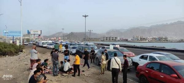 شاهد.. سائقو المركبات يغلقون الخط البحري وسط مدينة عدن