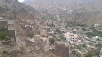 صورة مقتل 5 نساء إثر قصف شنته جماعة الحوثي على إحدى البلدات في تعز