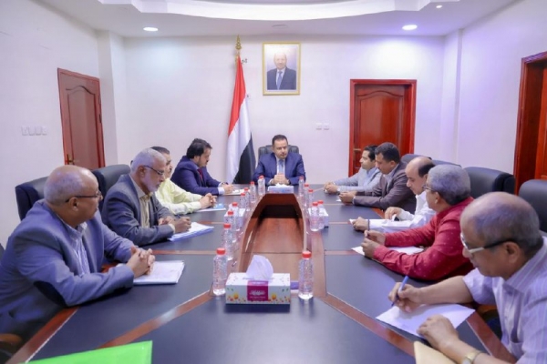 الحكومة توجه بإنشاء أول منظومة لتوليد الكهرباء عبر الطاقة الشمسية في عدن