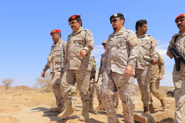 صورة وزير الدفاع: قواتنا على أهبة الاستعداد لتطهير البلاد من الحوثيين مالم يجنحوا للسلام