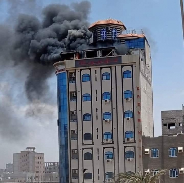 حريق هائل بأحد الفنادق في عدن