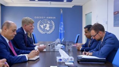 صورة غروندبرغ يناقش مع وزير الدولة البريطاني جهود تحقيق السلام في اليمن