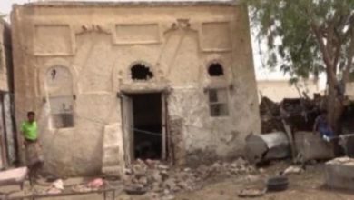 صورة قصف صاروخي حوثي يُدمر منزل مواطن في الحديدة