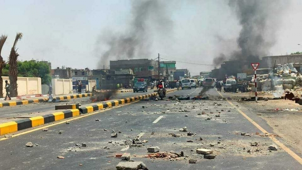 مواطنون يحتجون على انقطاع الكهرباء في لحج