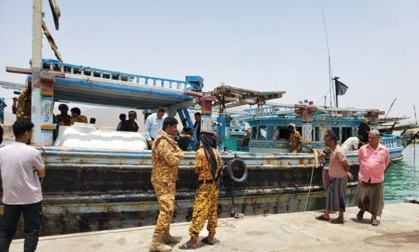 صورة ضبط بحارة أجانب بحوزتهم مواد مخدرة قبالة سواحل سيحوت