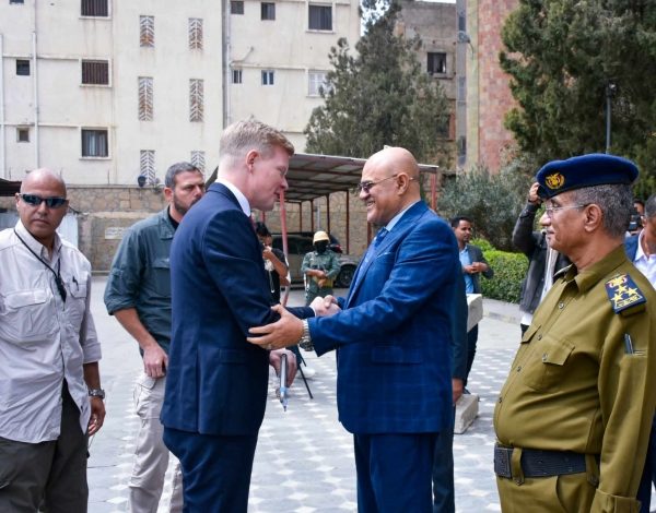 صورة غرونديرغ يشدد على فتح الطرقات بتعز ويعبر عن قلقه من التصعيد الحوثي 