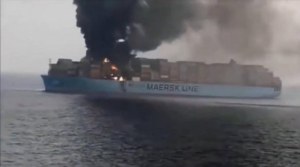 صورة بريطانيا: إخماد حريق في سفينة تعرضت لهجوم قبالة سواحل المخا