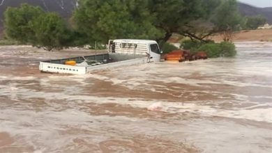 صورة سيول الأمطار تغلق طرق رئيسية في 3 محافظات