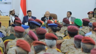 صورة رئيس مجلس القيادة: جماعة الحوثي أثبتت أنها ليست شريكاً جاداً لصنع السلام