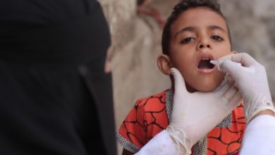صورة الصحة العالمية تحذر من مخاطر تراجع تلقيح الأطفال في اليمن