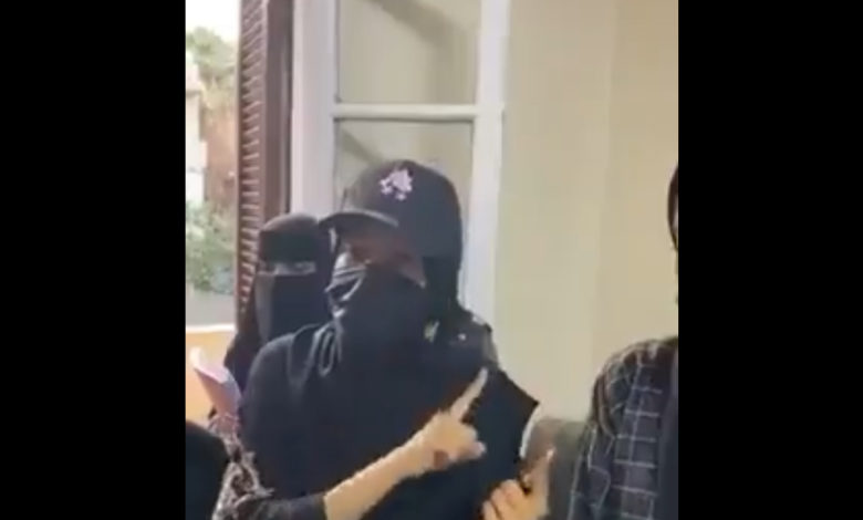 صورة طالبة يمنية مبتعثة للدراسة في الخارج تستغيث وتجهش بالبكاء﻿ لهذا السبب