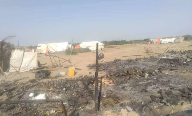 صورة تعز : وفاة طفلة واحتراق 6 منازل في مخيمات للنازحين غرب المحافظة
