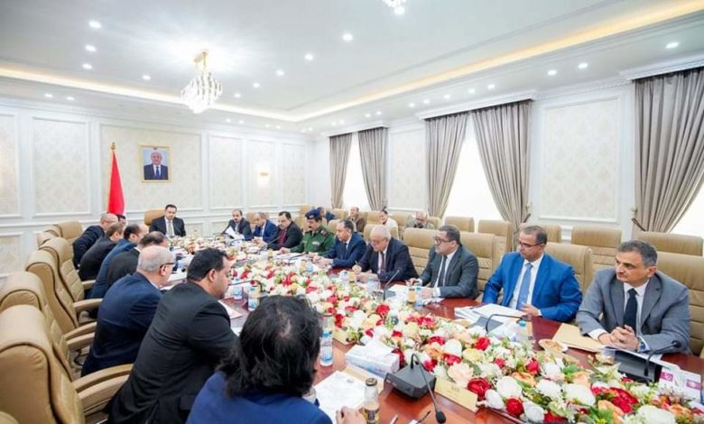 صورة الحكومة تبدأ تنفيذ قرار تصنيف الحوثي “منظمة إرهابية” وتقر إجراءات عاجلة