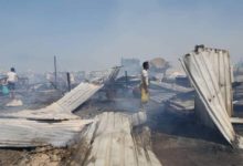 صورة حريق يلتهم مأوى 5 عائلات بمخيم للنازحين في مأرب