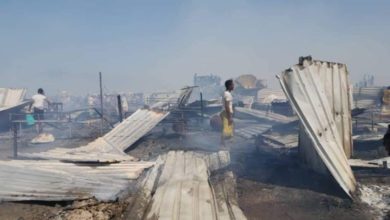 صورة حريق يلتهم مأوى 5 عائلات بمخيم للنازحين في مأرب