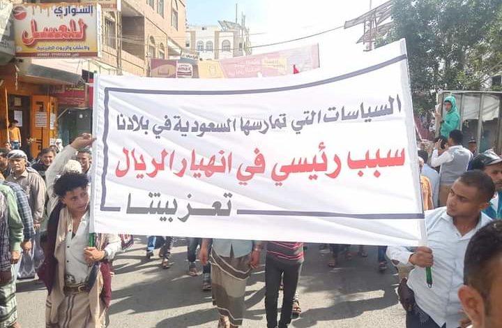 صورة إخوان اليمن يحاولون الهروب من كوارثهم بجلباب القذافي