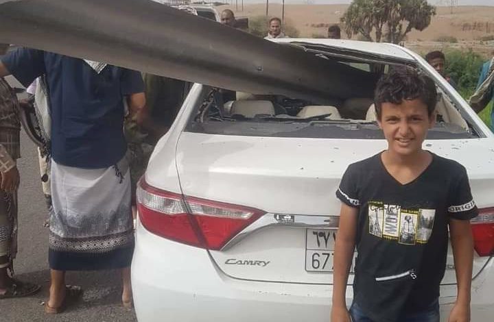 صورة بالصورة.. أغرب حادث مروري نجا منه مغترب يمني وزوجته وطفلته جنوب اليمن