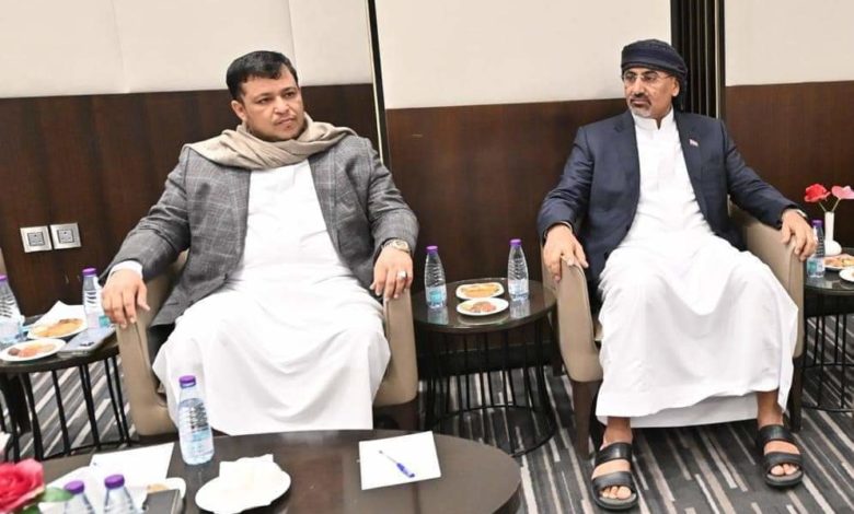 صورة الزُبيدي والعليمي خلال لقائهما بالصحفيين في الرياض: عدن عاصمة ومنطلق لتحرير كل اليمن والهدف صنعاء وسنستعيد الدولة سلما أو حربا
