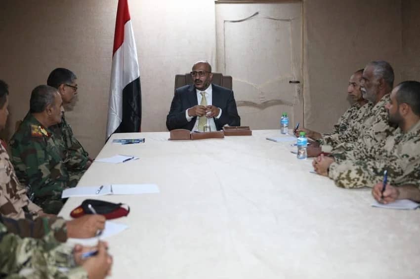 اجتماع عسكري طارئ برئاسة طارق صالح يرفع الجاهزية القتالية في محور تعز