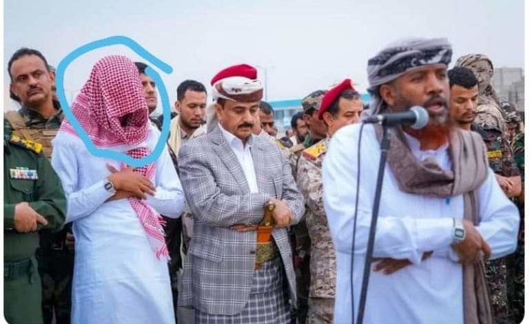 صورة اعلامي شهير يكشف عن هوية الشخص الذي ظهر بجانب محافظ شبوة خلال صلاة العيد وأثار جدلا واسعا