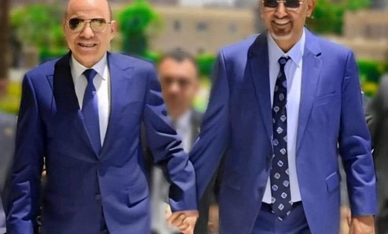 صورة العليمي يلتقي نائبه الزبيدي ويحذر من استهداف الجيش أو الإساءة ‎للسعودية والإمارات