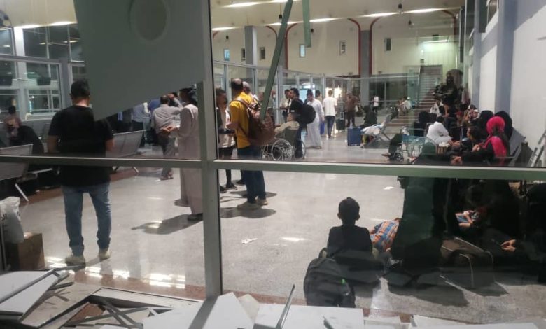 صورة عاجل: سقوط ضحايا من المسافرين بينهم نساء بمطار عدن وتدمير عدد من السيارات اثر العاصفة (صور)