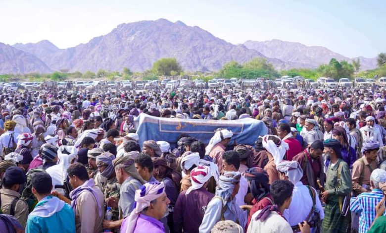 صورة مراسم تشييع رسمية وشعبية لجثمان المناضل اللواء/ عبدالله طرموم بمسقط راسه بشبوة