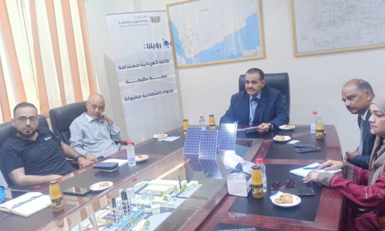 صورة وكيل أول وزارة الكهرباء يلتقي القائم باعمال السفير الهندي في اليمن ويناقش معه مجالات التعاون في قطاع الطاقة