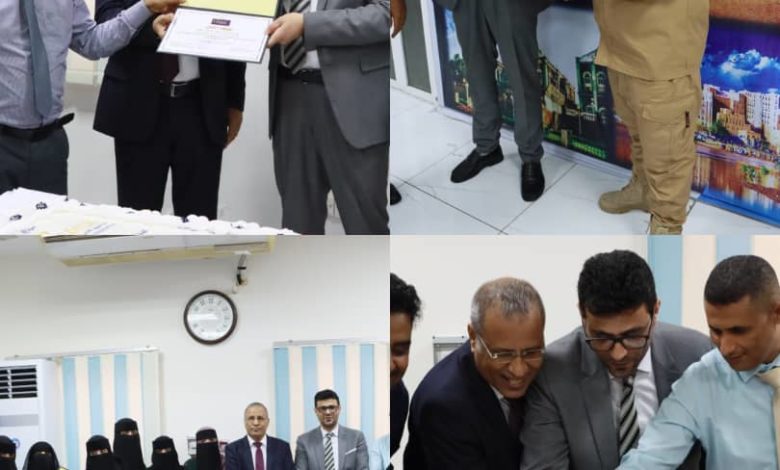صورة رئيس (كاك بنك) يكرم الموظفين المثاليين في البنك بمناسبة عيد العمال العالمي.