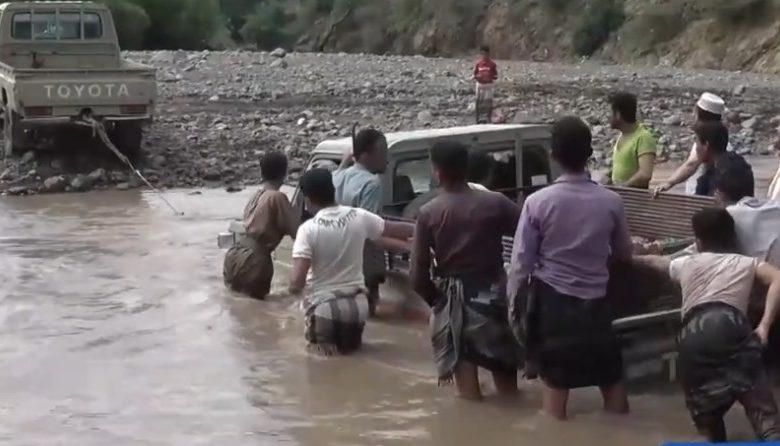 صورة السيول تحاصر آلاف المواطنين في مديريتي الازارق والمسيمير