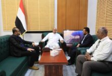 صورة عضو مجلس القيادة الرئاسي يبحث مع قيادة كاك بنك توسيع الشراكة لدعم التنمية والاستثمار