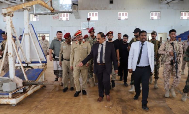 صورة محافظ حضرموت وقائد المنطقة الثانية يسلّمان الصالة المغلقة بالمكلا لقطاع الشباب والرياضة