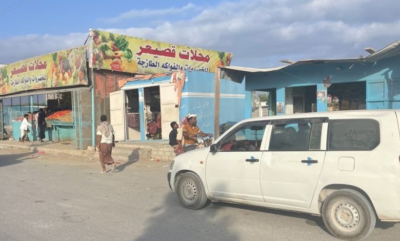 صورة غاضبون يغلقون طريقًا دوليًا يربط المهرة بسلطنة عمان
