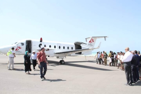صورة هبوط أول طائرة مدنية في مطار المخا وعلى متنها مساعدات طبية