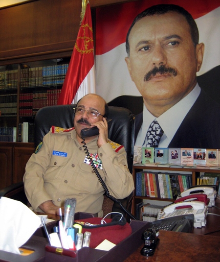 الحوثيون يستدعون علي الشاطر ومسؤولين آخرين في النظام السابق للتحقيق
