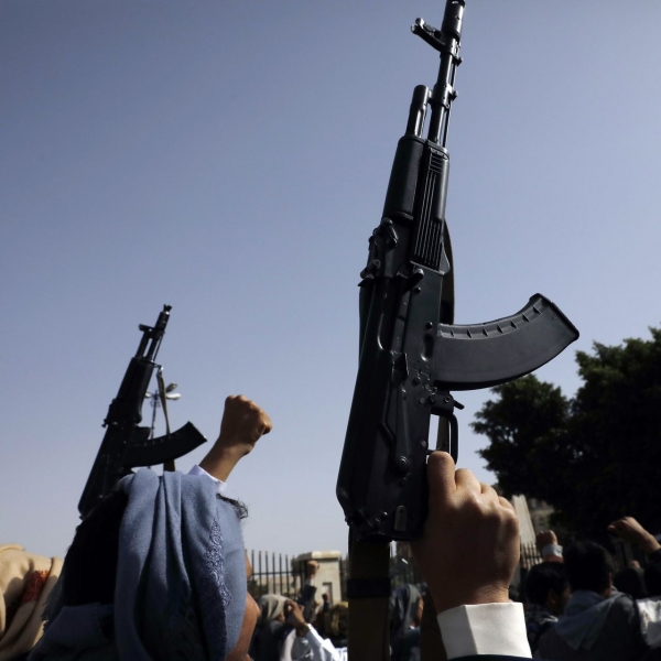 الرياض تجبر طهران على وقف تهريب الأسلحة للحوثيين