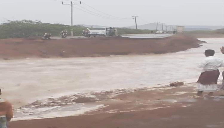 صورة سيول الأمطار في شبوة تقطع الطريق الدولي الرابط بين حضرموت وعدن