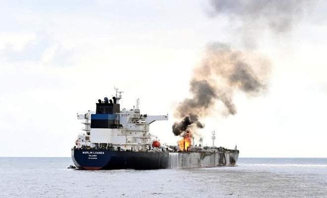 صورة اندلاع حريق في سفينة بعد إصابتها بصاروخين في خليج عدن