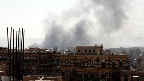 دخان يتصاعد فوق صنعاء بعد الضربات الجوية على مواقع المتمردين في 7 مارس 2021 ، وهو نفس يوم اندلاع حريق في مركز احتجاز المهاجرين بالقرب من العاصمة اليمنية.  وكالة حماية البيئة