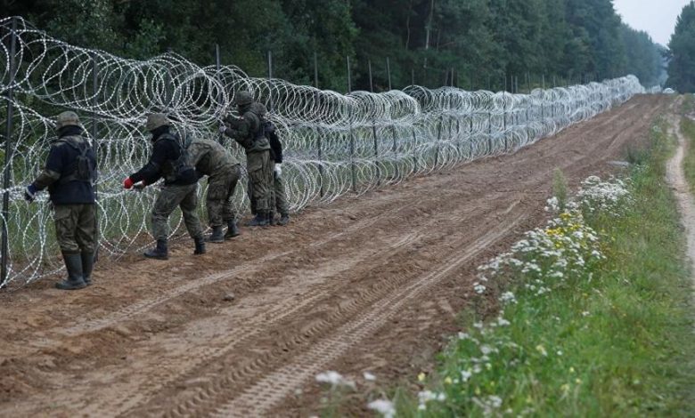 صورة حرس الحدود البولندي يضبط 117 مهاجرا قرب حدود بيلاروسيا بينهم يمنيون