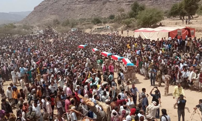 صورة آلاف الجنوبيين يشيِّعون اللواء جواس ومرافقيه في مشهد جنائزي مهيب (صور)