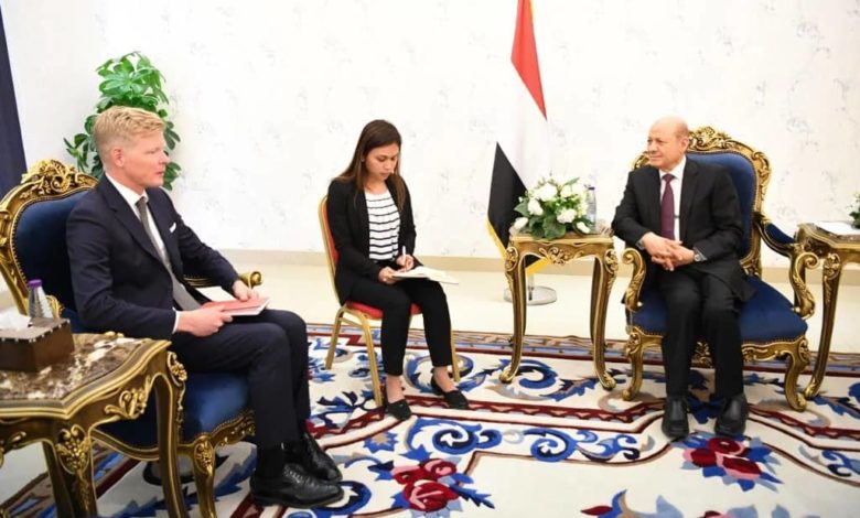 صورة أبرز وأهم ما دار خلال لقاء رئيس مجلس القيادة الرئاسي بالمبعوث الأممي