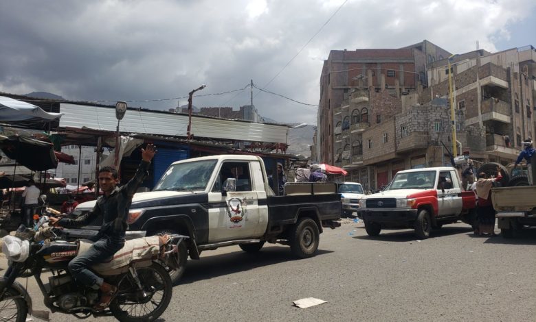 صورة تعز.. قائد عسكري يطلق رصاصة على صدر امرأة رفضت السماح له بتجاوز طابور لتعبئة المياه