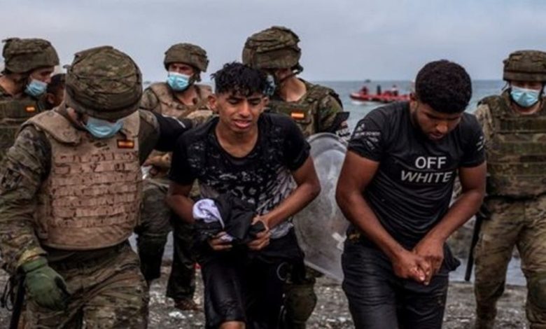 صورة جمعية مغربية تكشف تفاصيل وأسباب ترحيل إسبانيا 40 لاجئاً يمنياً خلافاً للقانون