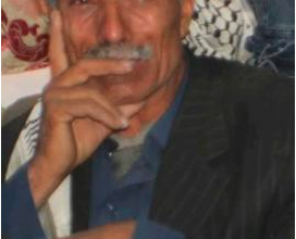 صورة أب يبكي ابنه الذي قتل بصفوف الحوثيين أثناء حضوره حفل تخرج زملائه ..شاهد